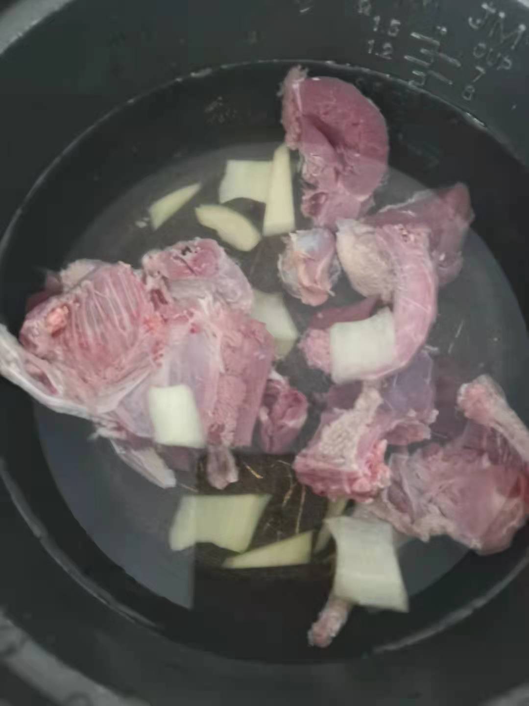 菌汤火锅底料的做法(鲜香原料，打造醇厚菌汤火锅)