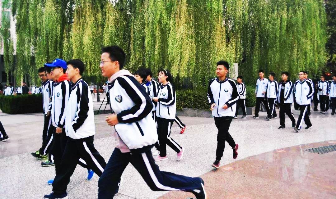 疯狂，衡水中学649分复读费10000元？淡定，学霸的世界我们不懂