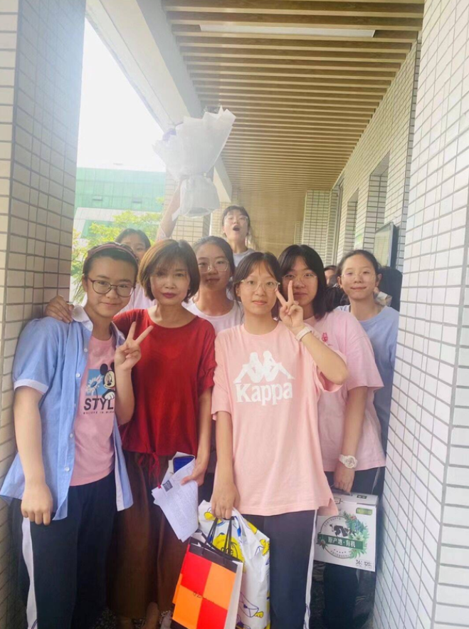 女教师“退休感言”走红，网友：老师幽默起来，比学生还“有梗”