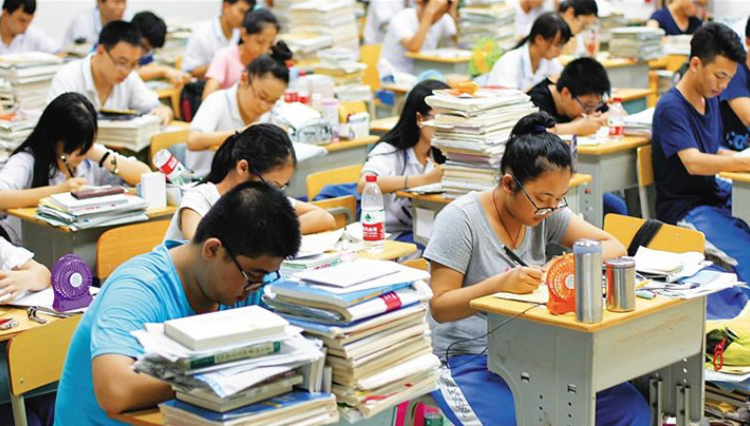 从小学到高三，有一年被称为“分水岭”，学生需谨慎对待