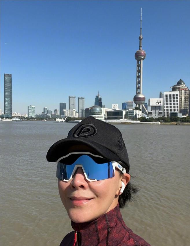 56岁刘嘉玲晒素颜照,皮肤紧致光滑无瑕疵,上千元护目镜十分抢眼