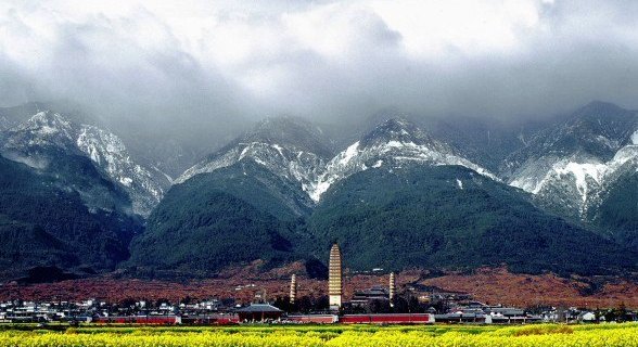 苍山：大理著名的“风花雪月”四景之一，风光秀美，巍峨壮观