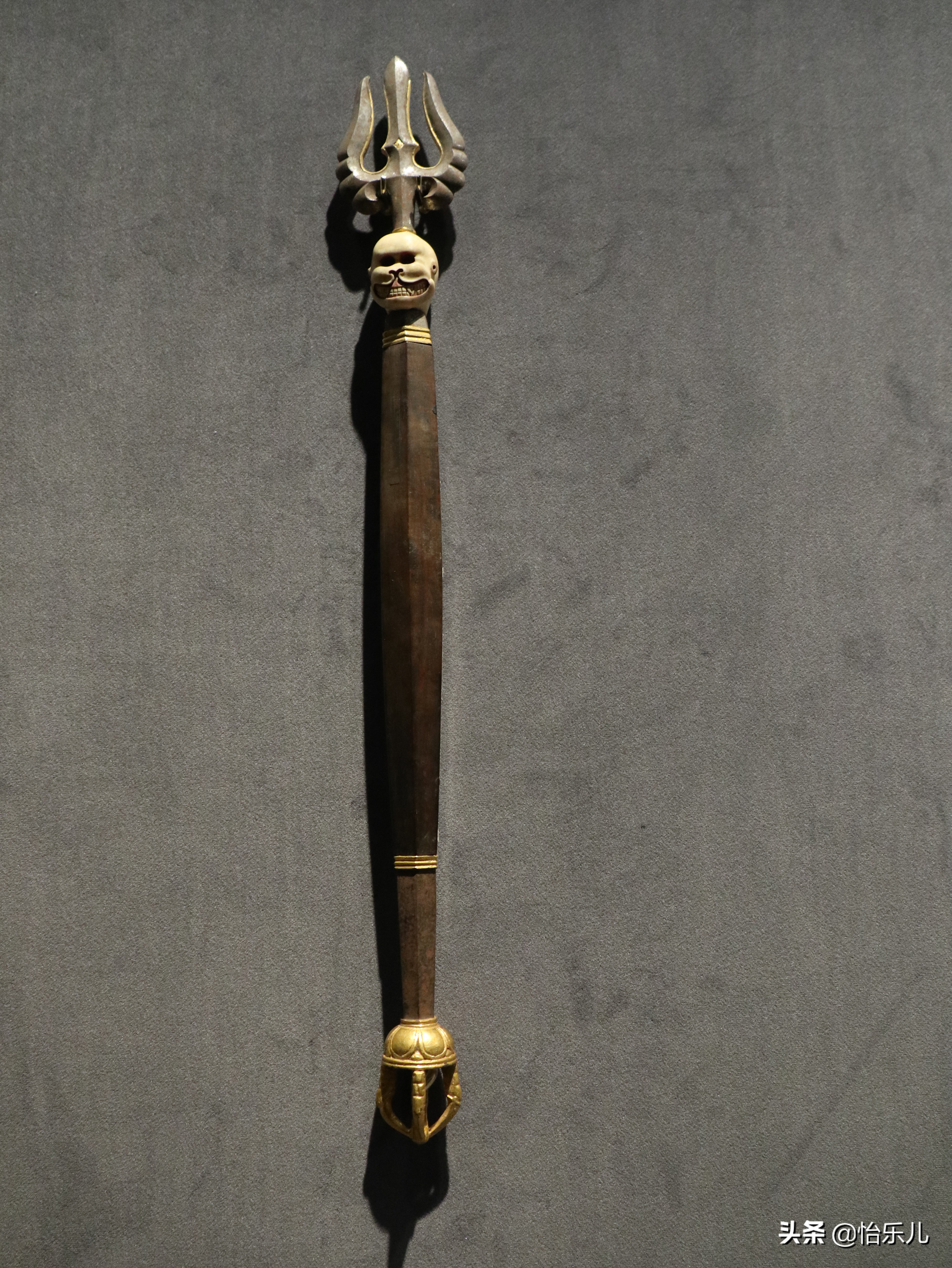 喀章嘎:最复杂的密宗法器,铁剪金工艺,集金刚杵三佛首法铃一身