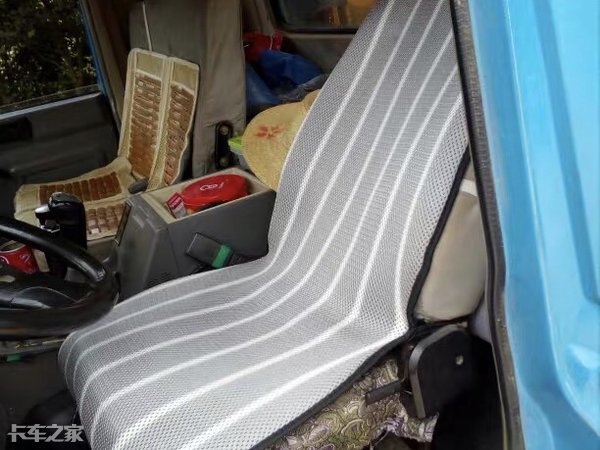 夏天驾驶室里必备3种消暑“神器”，卡友：卡车原厂标配这么难？