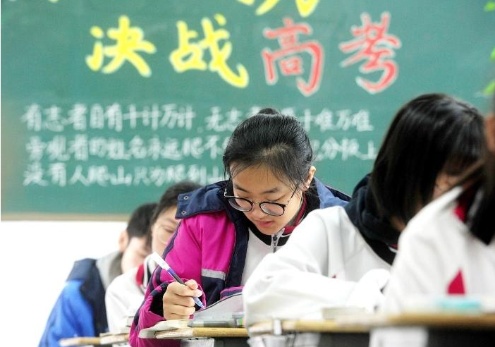 高考有“隐形”小技巧，穿衣也有讲究，老师要求学生尽量不穿校服