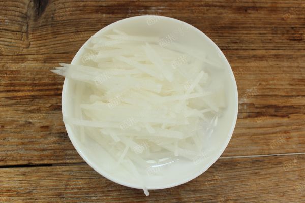 要想羊肉不腥不膻，除了焯水，加这3种食材一起炖，汤更鲜美