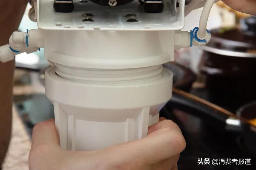 沁园净水器被指出“臭水”，售后否认质量问题，称使用环境有问题
