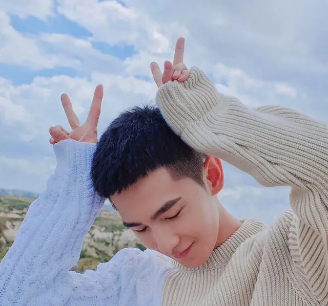 唇形是仰月唇,嘴角微微的往上翘,唇珠突出.