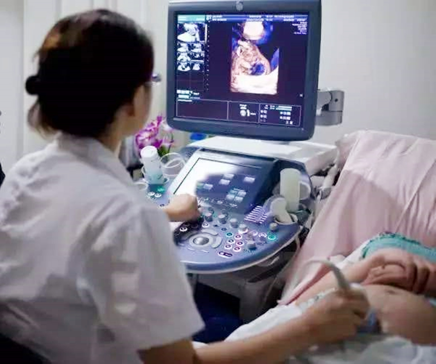 以它的厚度来评估胎儿是否存在患有唐氏综合症和其他染色体疾病或先天