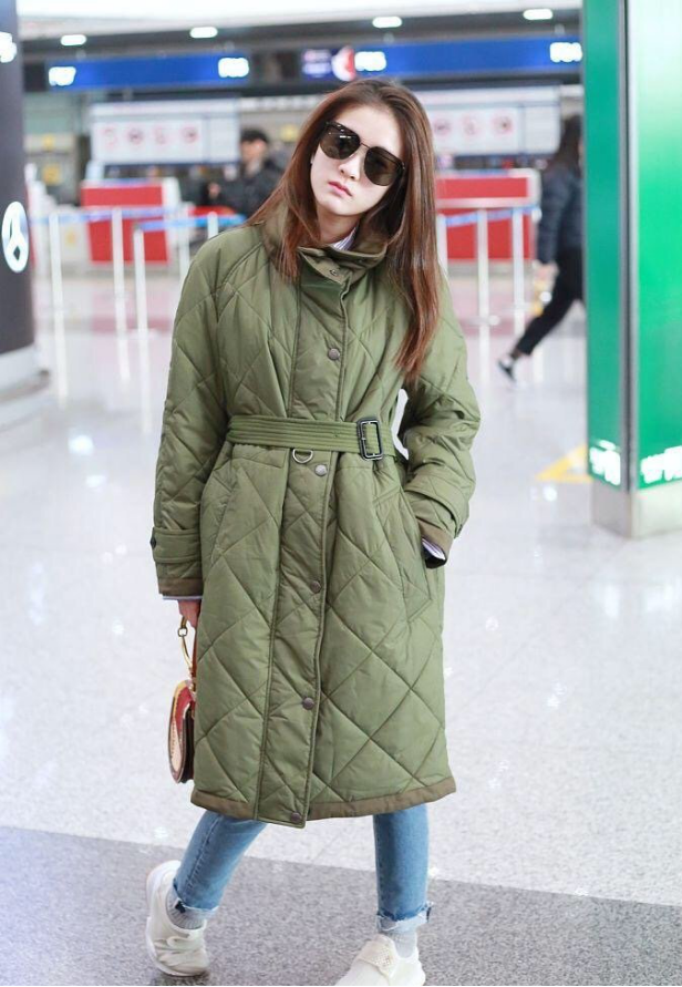 张雪迎这回真时髦，穿军绿色棉袄走机场，墨镜配直发造型时尚洋气
