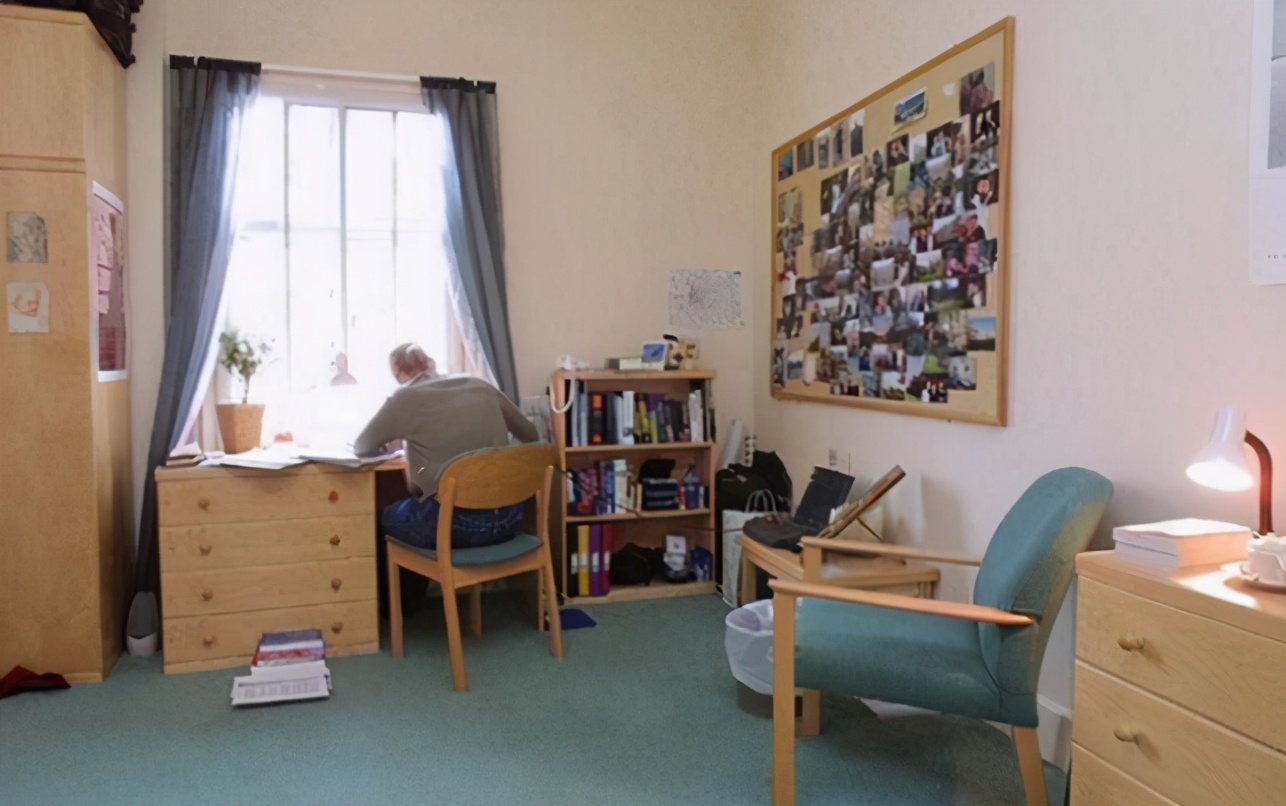 清北VS哈佛剑桥“宿舍”对比，一个天上一个地下，差距非一星半点