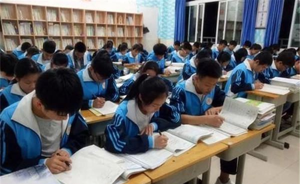 人民日报推荐的高考满分作文，辞藻华丽，但比起震撼还差之远矣