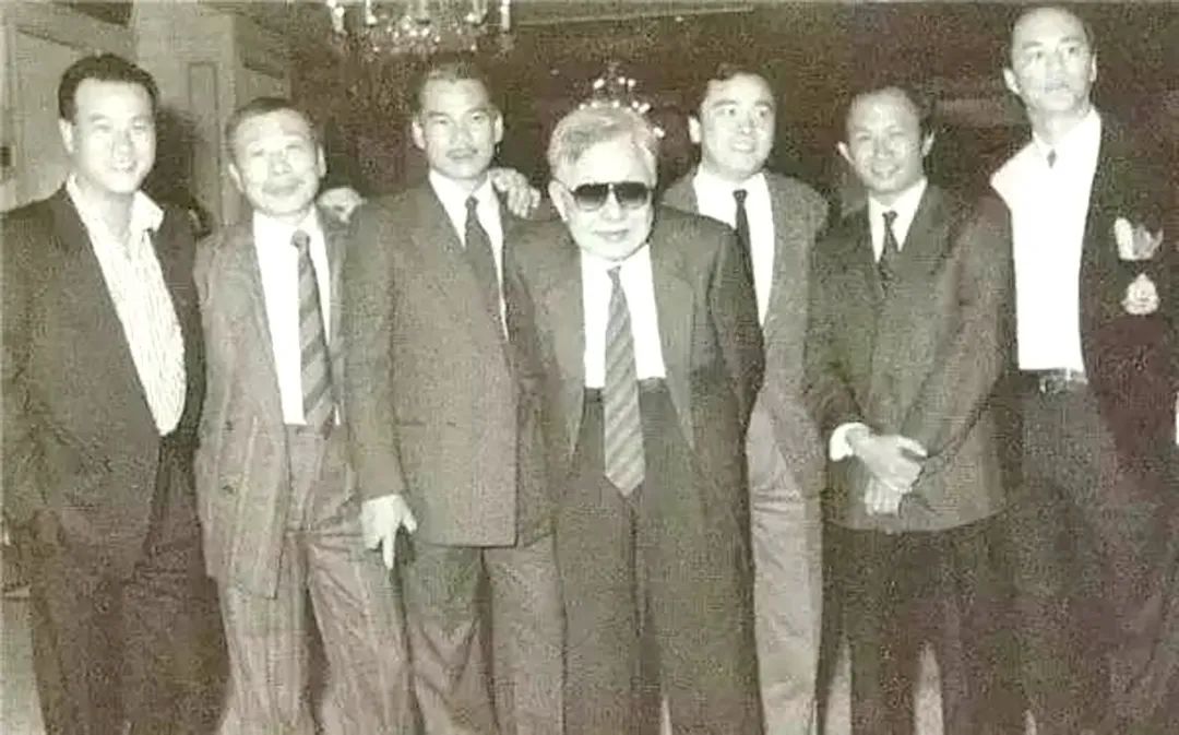 筹钱给师父养老，弟子全部免费出演，无法复制的《义胆群英》