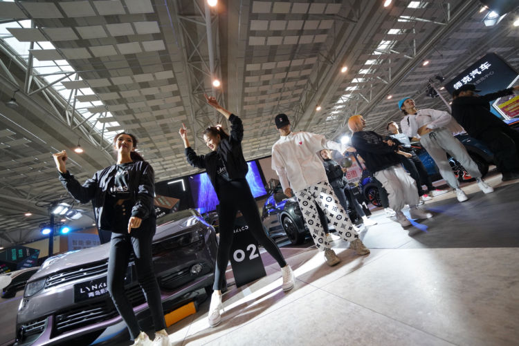 半岛聚焦丨怒减20斤经历残酷选拔淬炼，半岛女记者体验真实车模生活