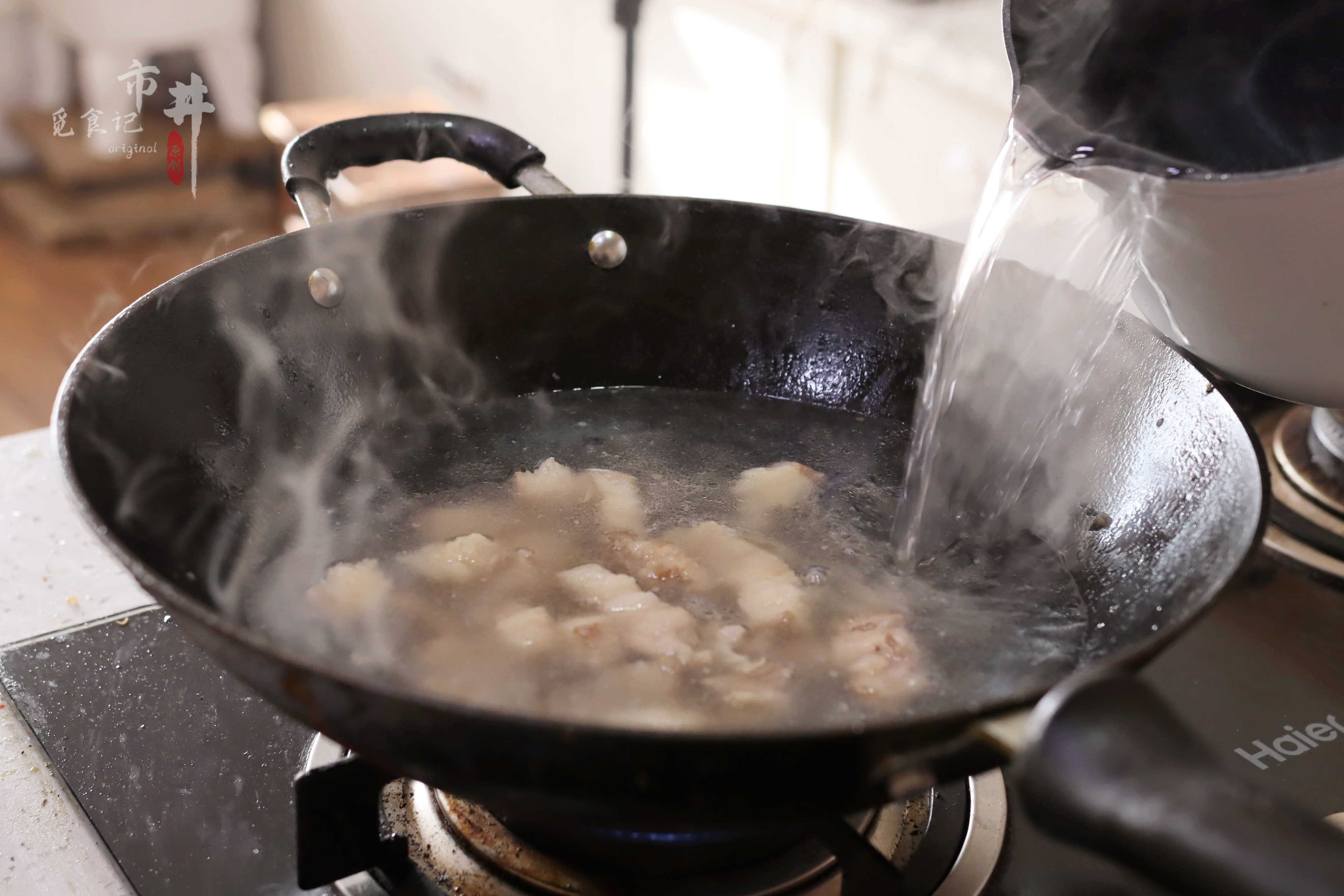 煮羊肉汤时，记住“2用1多放”，汤奶白浓郁，膻味小味道鲜香