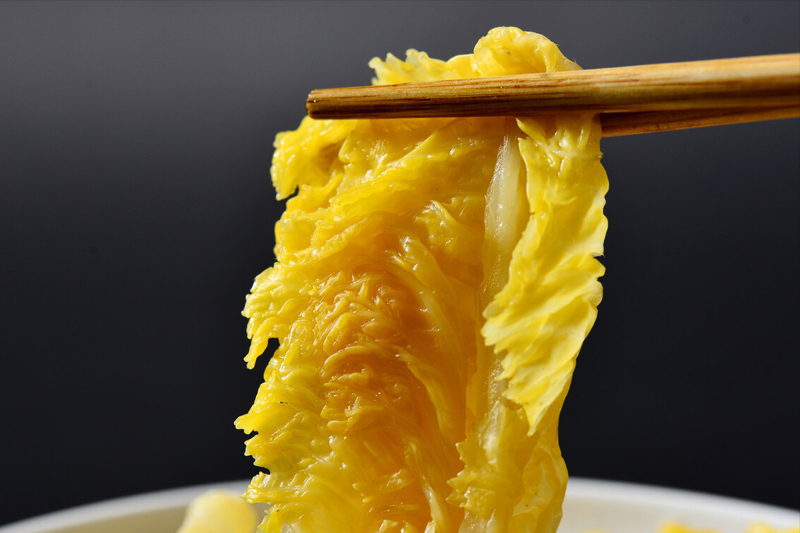 东北大娘教你腌酸菜,牢记2个要点,味道正宗不易烂,酸香爽脆