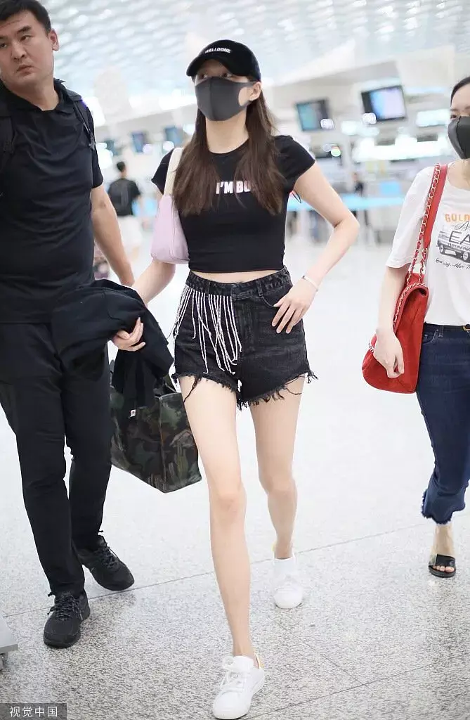 从看到各个明星盈盈一握的细腰拉下来看到关晓彤的,感觉有点亲切是咋