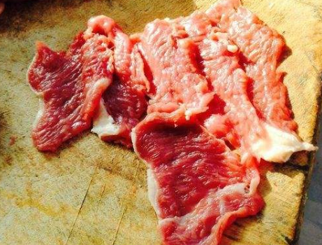 葱爆羊肉，直接下锅炒是错误的，多加1个步骤，羊肉嫩滑不柴不