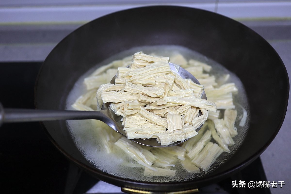 泡腐竹时：直接扔水里泡就错了，学会饭店的方法，简单快速又筋道