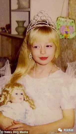 俄国美女从小被“圈养”！父母把她当活娃娃，丰胸细腰拍性感照