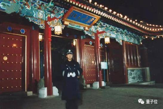 北大保安“高考第一人”，现在成了校长！网友：真·知识改变命运