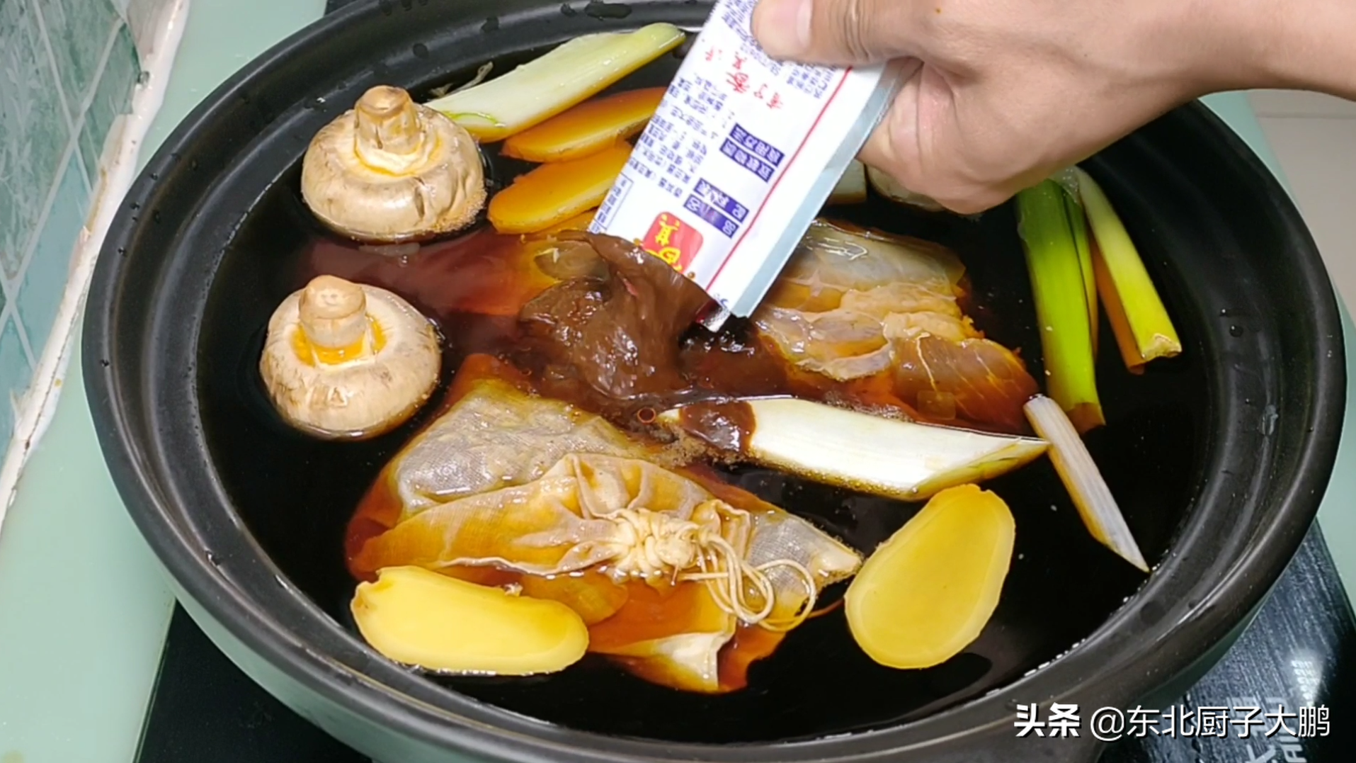 准备胬肉腱子一个.2.去皮后肘两个,剔出腱子.3.