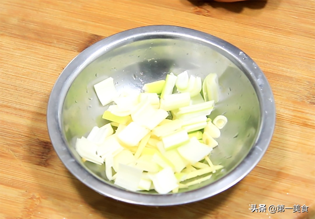 香菇小炒肉怎么做才好吃，大厨教分享技巧，香菇滑嫩，肉片不油腻