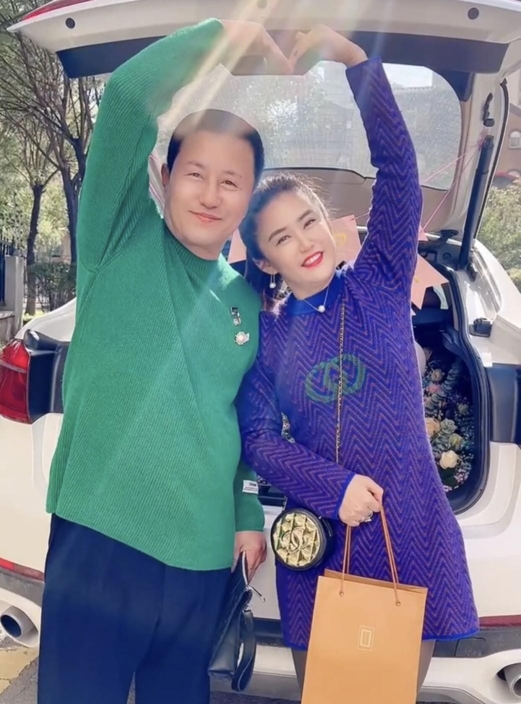 王小宝现在生活很幸福,他与前妻也许只是好朋友的关系,大家还是不要