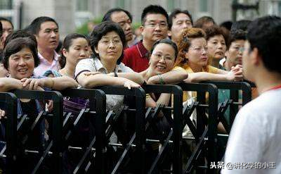 高中语文优秀作文—母亲，这时的你是否在人群中探着头遥望着我？