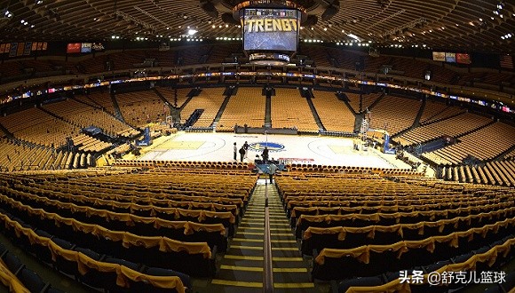 为什么nba球场地板很滑(解密NBA地板有何讲究，多久换一次，用什么材质做成的？)