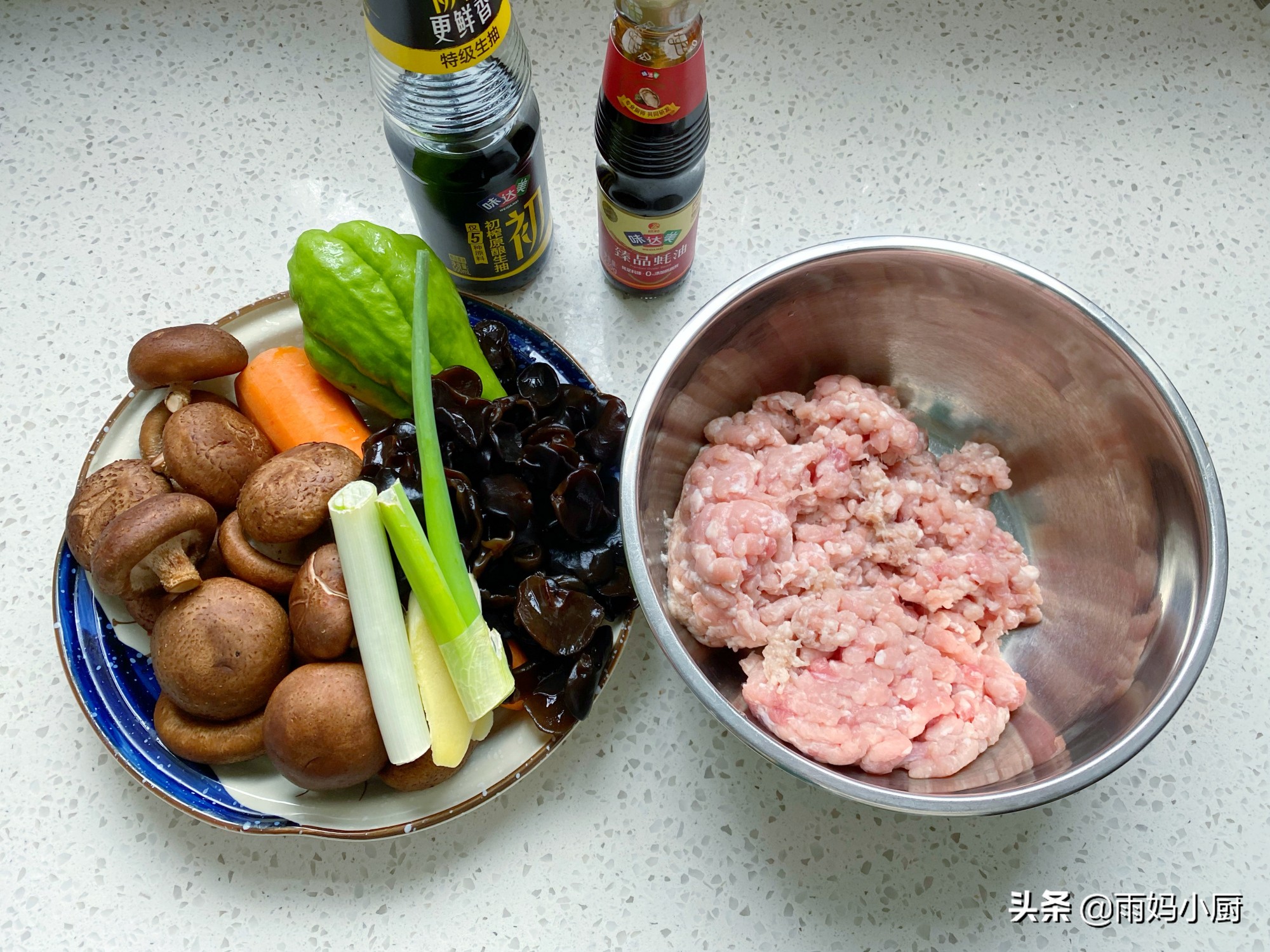 香菇木耳猪肉包子的家常做法，1次发酵真省事，外皮暄软馅料多汁