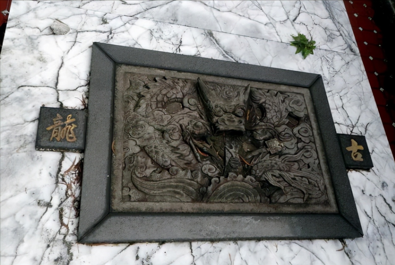 台湾古龙墓地：下葬时48瓶XO酒陪葬，墓碑上四个大字令人怅然若失