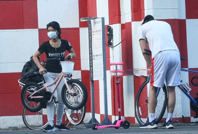 王力宏一家五口罕见同框，公园骑车画面温馨，3岁儿子和爸爸很像