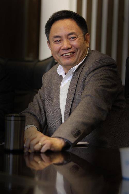 他出身农村，凭着刻苦成为985大学校长，被学生称为欧巴