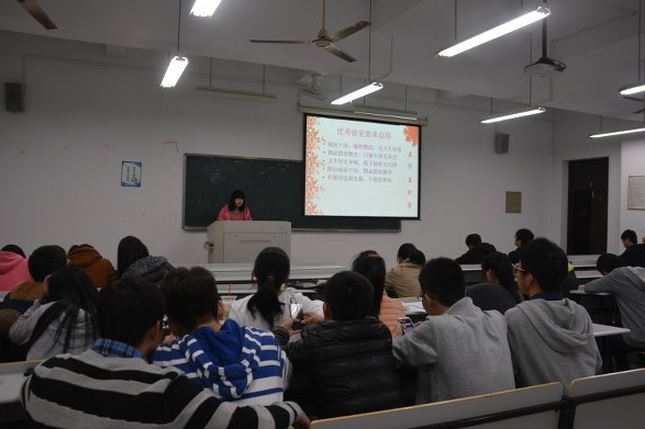 大一新生开学，家长开百万豪车送学生报到，导员：家长做法欠妥