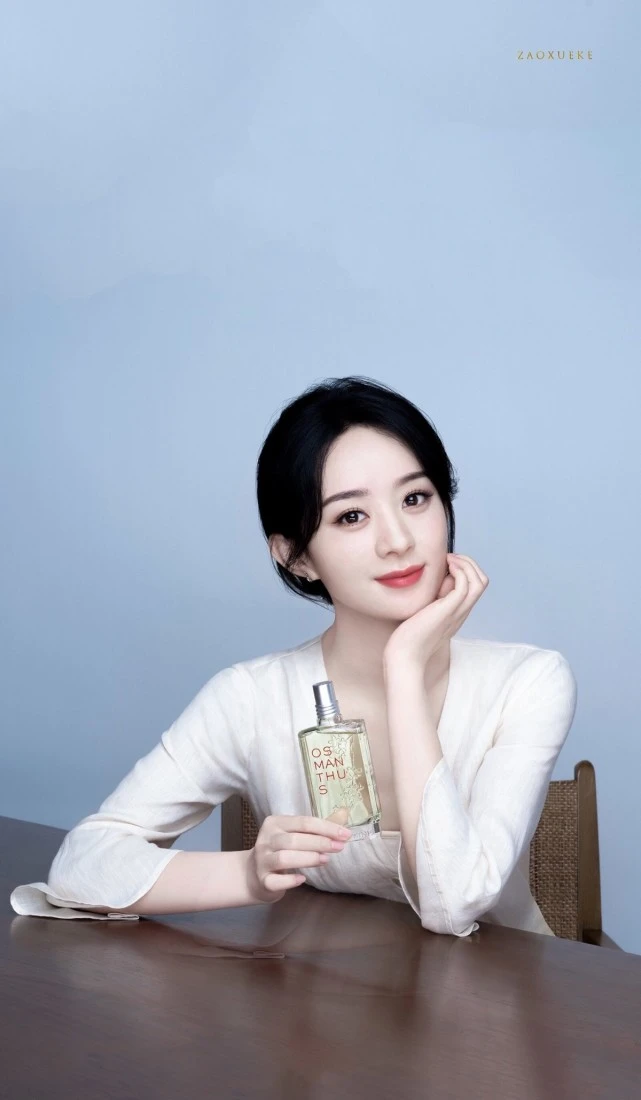 赵丽颖为消防员点赞！穿白T扎高马尾扮嫩美成校花，时尚感又强了
