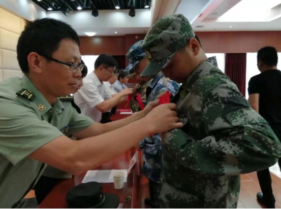大学生毕业前入伍，和毕业后当兵待遇差距不小，学生要了解清楚