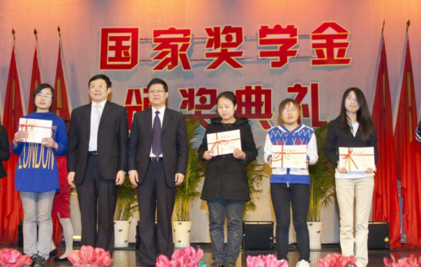 大学一个月3000元生活费多吗？看完这张档次表，家长感觉被骗了