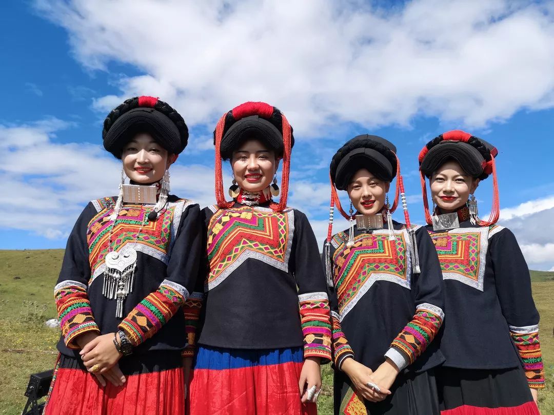 凉山彝族服饰,以黑为尊,以黄为美