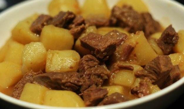 红烧牛肉怎么做？四川人常这样烧，瘦软不柴，一大盘端上桌就抢光