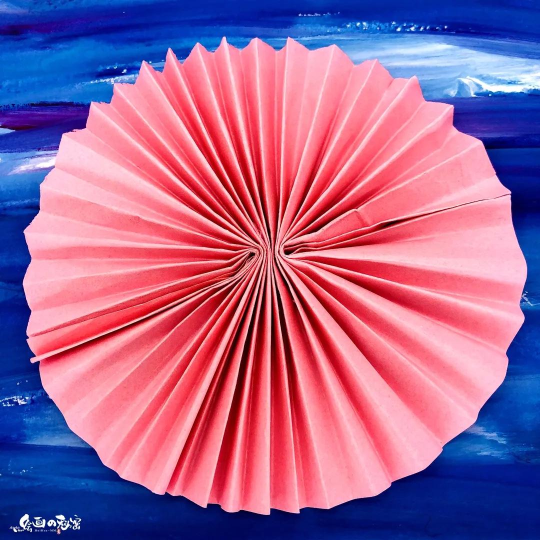 步骤六:将彩色卡纸折叠几个大小不同的扇形,剪出水滴形和三角形.