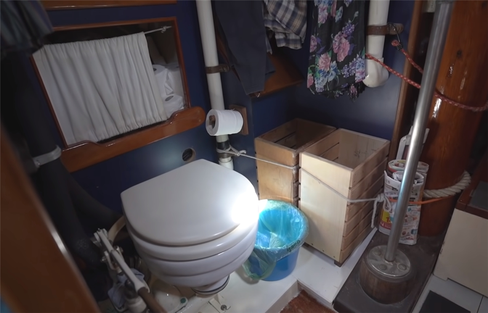 61岁老两口，退休后住进14㎡“船屋”，蜗居的日子一过就是7年