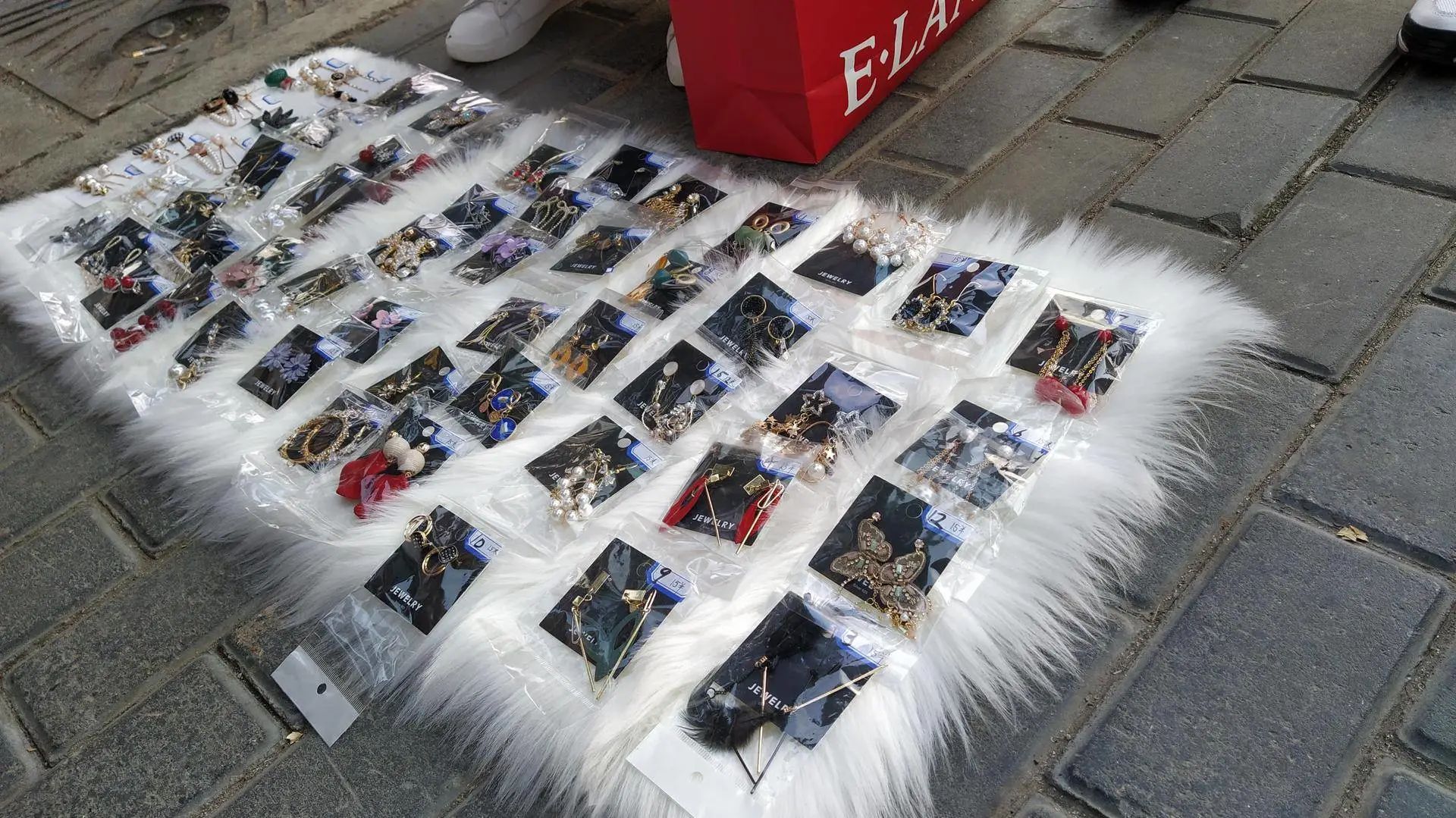 8位摊主讲述：我在城市摆地摊，理想很好、现实骨感