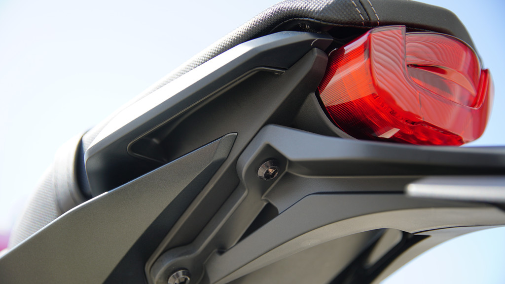 多了一个“R”贵4000块，本田CBR650R值不值