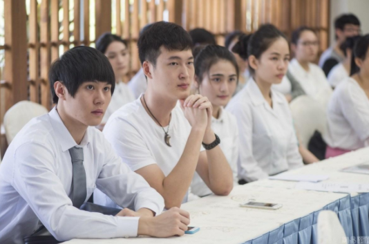 4所毕业生直接“躺赢”公务员的大学，专业也很吃香，就业不用愁