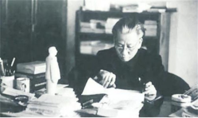 毛主席1956年就提出《论十大关系》，为何直到20年后才首次发表？