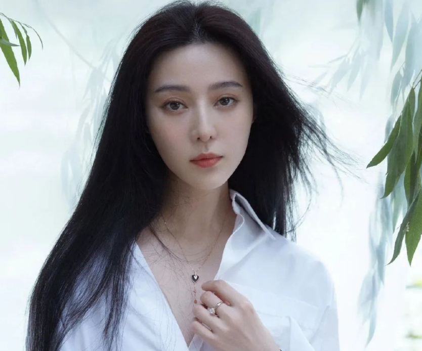 39岁范冰冰与男子出行被偷拍!小腿纤细皮肤白皙,仅用根簪子盘发