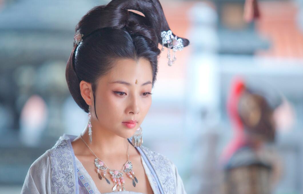 在《好男好女》中,殷桃饰演的是女一号"廖莎".