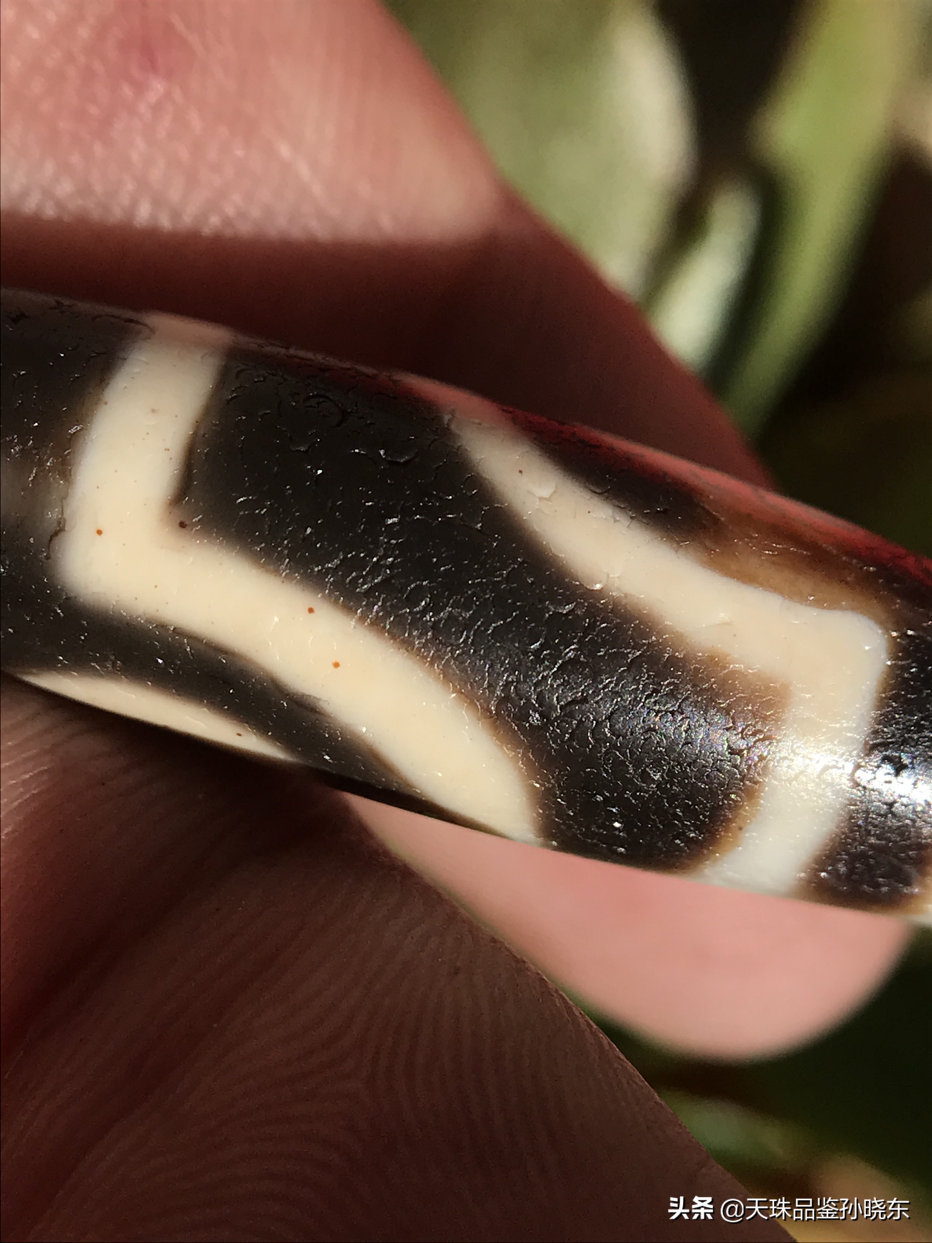 在玛瑙材质的古珠上,呈现马蹄形或半月牙形,先来观察一下天珠的风化纹