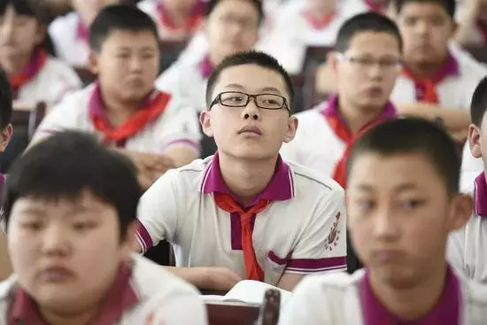 “近视手术毁了我”,他们选择自杀,原来这种手术比想象的危险!